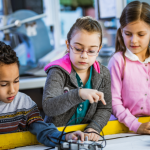 Según el especialista en educación Sérgio Bento De Araújo, los concursos de robótica son clave para fortalecer el pensamiento lógico desde la formación académica.