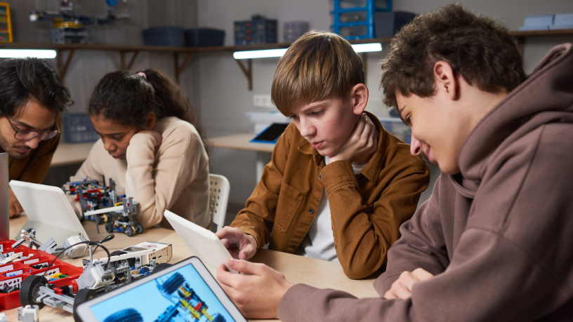 Los concursos de robótica, como destaca Sérgio Bento De Araújo, se consolidan como una herramienta esencial para estimular el pensamiento lógico en estudiantes.