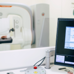 En este artículo, Vinicius Tadeu Sattin Rodrigues explica cuándo realizar la mamografía, cómo funciona el examen y por qué es clave para la salud de la mujer.