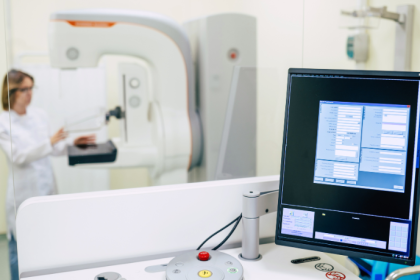 En este artículo, Vinicius Tadeu Sattin Rodrigues explica cuándo realizar la mamografía, cómo funciona el examen y por qué es clave para la salud de la mujer.