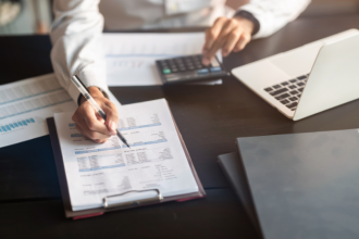 Relatórios financeiros como base da confiança no mercado de capitais com Danilo Regis Fernando Pinto.