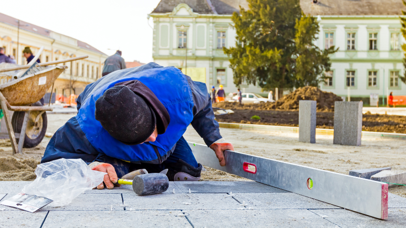 Más que diseño, los pisos intertrabados y movilidad urbana transforman espacios públicos con funcionalidad y accesibilidad, en un enfoque desarrollado por Valderci Malagosini Machado.