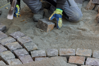 Pisos intertrabados y movilidad urbana destacan aplicaciones que van más allá de la estética, impulsando soluciones eficientes y sostenibles presentadas por Valderci Malagosini Machado.