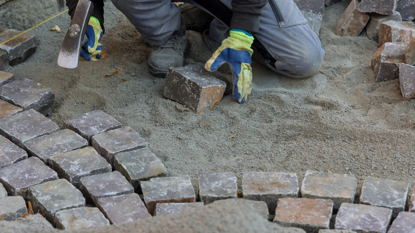 Pisos intertrabados y movilidad urbana destacan aplicaciones que van más allá de la estética, impulsando soluciones eficientes y sostenibles presentadas por Valderci Malagosini Machado.