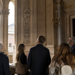 Visitantes durante uma atividade cultural em um edifício histórico de Madrid, sem textos ou logotipos visíveis