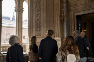 Visitantes durante uma atividade cultural em um edifício histórico de Madrid, sem textos ou logotipos visíveis