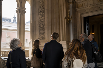 Visitantes durante uma atividade cultural em um edifício histórico de Madrid, sem textos ou logotipos visíveis