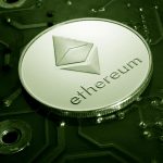 Moeda de Ethereum sobre uma placa de circuito, representando tecnologia blockchain e ativos digitais.
