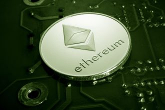 Moeda de Ethereum sobre uma placa de circuito, representando tecnologia blockchain e ativos digitais.