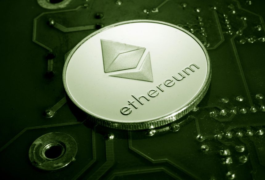 Moeda de Ethereum sobre uma placa de circuito, representando tecnologia blockchain e ativos digitais.