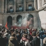 Multidão participa de uma manifestação urbana em defesa do direito à moradia na Espanha.