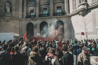 Multidão participa de uma manifestação urbana em defesa do direito à moradia na Espanha.