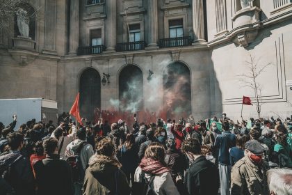Multidão participa de uma manifestação urbana em defesa do direito à moradia na Espanha.